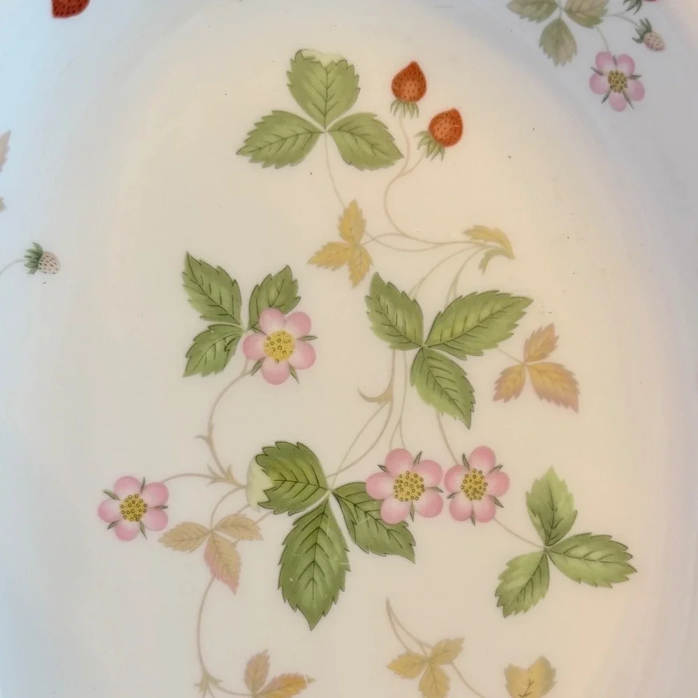 Wedgwood Wild Strawberry 10 inch Oval Serving Bowl China Made in England R4406